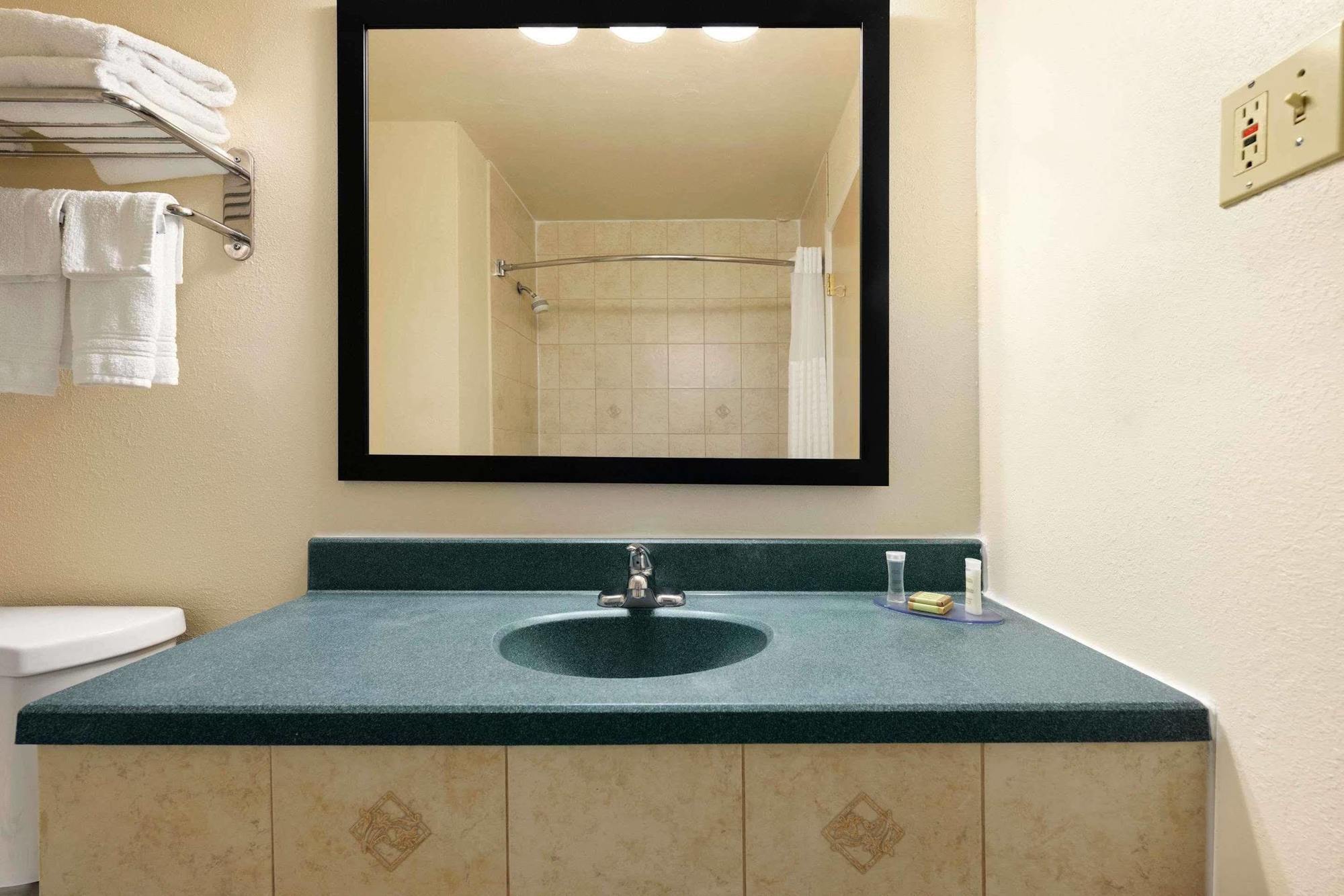 Fairbridge Express Buffalo Airport Motel 2*